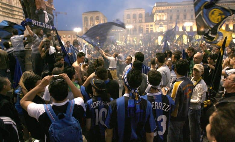 جماهير إنتر ميلان تحتفل بهبوط يوفنتوس - المصدر (Getty images)