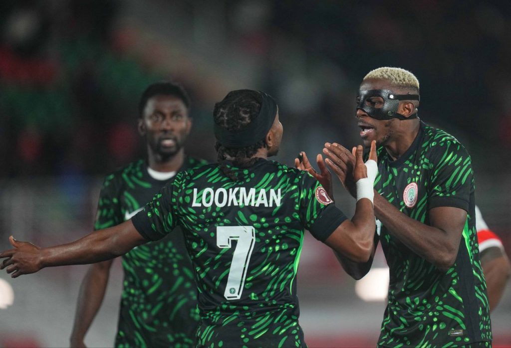 فيكتور أوسيمين - أديمولا لوكمان - منتخب نيجيريا ضد موزمبيق (المصدر: Getty Images)