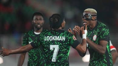 فيكتور أوسيمين - أديمولا لوكمان - نيجيريا ضد موزمبيق (المصدر: Getty Images)