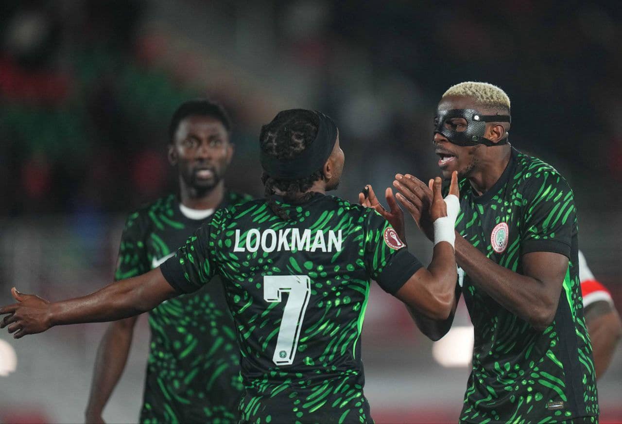 فيكتور أوسيمين - أديمولا لوكمان - منتخب نيجيريا ضد موزمبيق (المصدر: Getty Images)