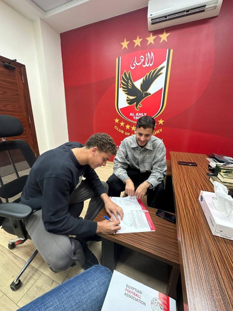 حمزة عبد الكريم أثناء توقيعه لـ برشلونة.. المصدر: الصفحة الرسمية لمنى عبد الكريم عمة اللاعب على فيس بوك