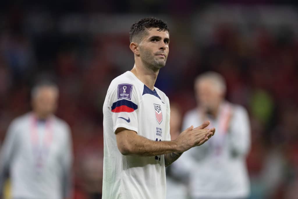 Christian Pulisic aplaude en el partido de Estados Unidos contra Gales en el Mundial 2022. Copa Oro