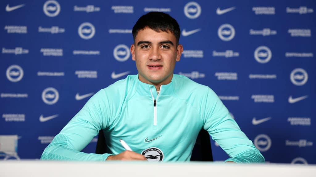 Facundo Buonanotte fue presentado como nuevo jugador del Brighton.