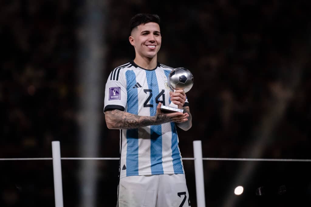 Enzo Fernández vien3 de ser Campeón del mundo con Argentina y fue escogido como el mejor jugador joven del torneo.