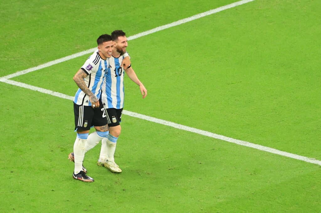 En Qatar 2022, Enzo Fernández cumplió su sueño de jugar con Lionel Messi. (Photo by Serhat Cagdas/Anadolu Agency via Getty Images)