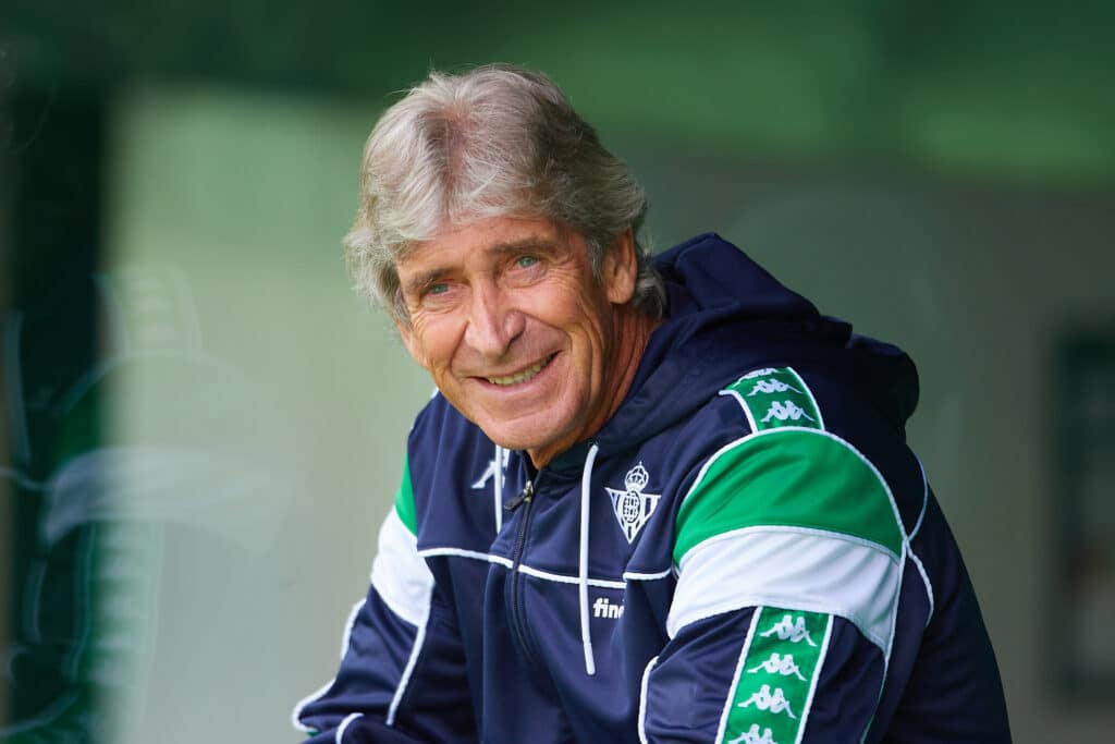 Fiorentina vs Betis: Manuel Pellegrini quiere seguir haciendo historia con los Béticos, llegando la primera final continental del club. (Photo by Fran Santiago/Getty Images)