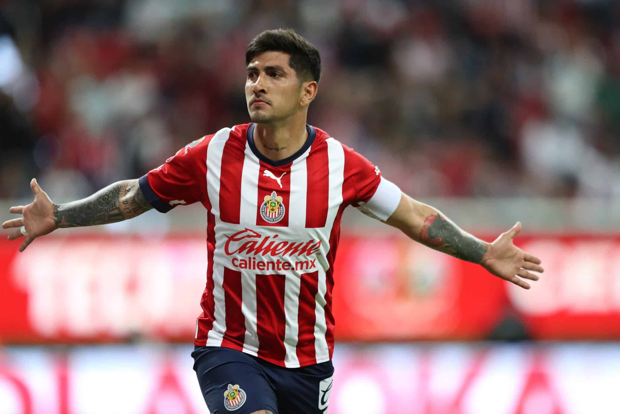 Víctor Guzmán celebrando gol con Chivas. Será uno de los jugadores a seguir en Chivas vs América.