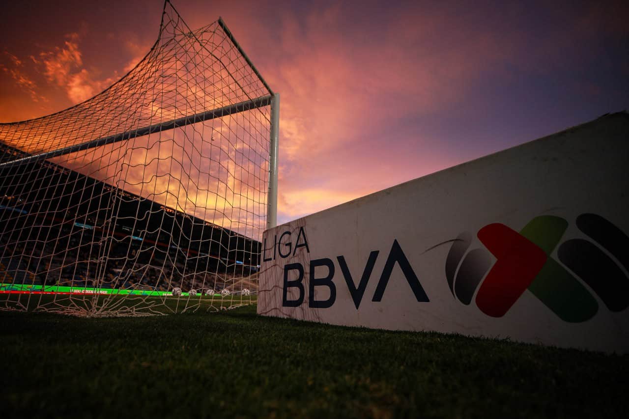 Letrero de la Liga MX en el atardecer de uno estadio de México. Tabla de porcentaje