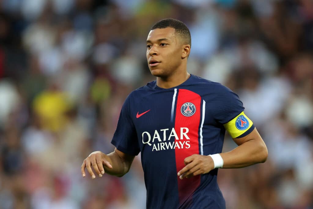 Kylian Mbappé traviesa un mal momento futbolístico, pero podría ser una de las claves en el Rennes vs PSG de Ligue 1. (Photo by Julian Finney/Getty Images)