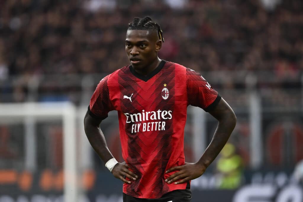 Rafael Leao buscará dejar atrás su sequía goleadora en el Napoli vs Milan. (Photo by Stefano Guidi/Getty Images)