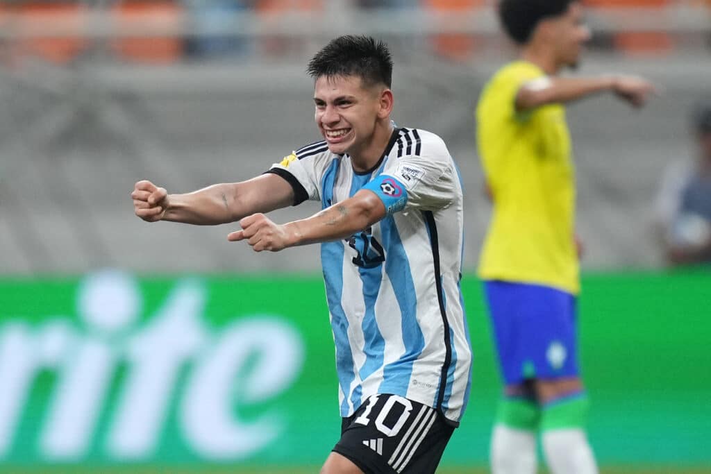 Brasil vs Argentina: ya sea a nivel Sub 17 o Sub 20, Claudio 'Diablito' Echeverri suele ser una pesadilla para el 'Scratch'. En aquella goleada 6-0 marcó por duplicado.(Photo by Alex Caparros - FIFA/FIFA via Getty Images)
