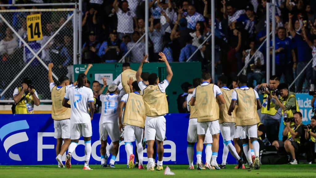 Mexico-vs-Honduras-2023-festejo-gol-Bryan-Rochez
