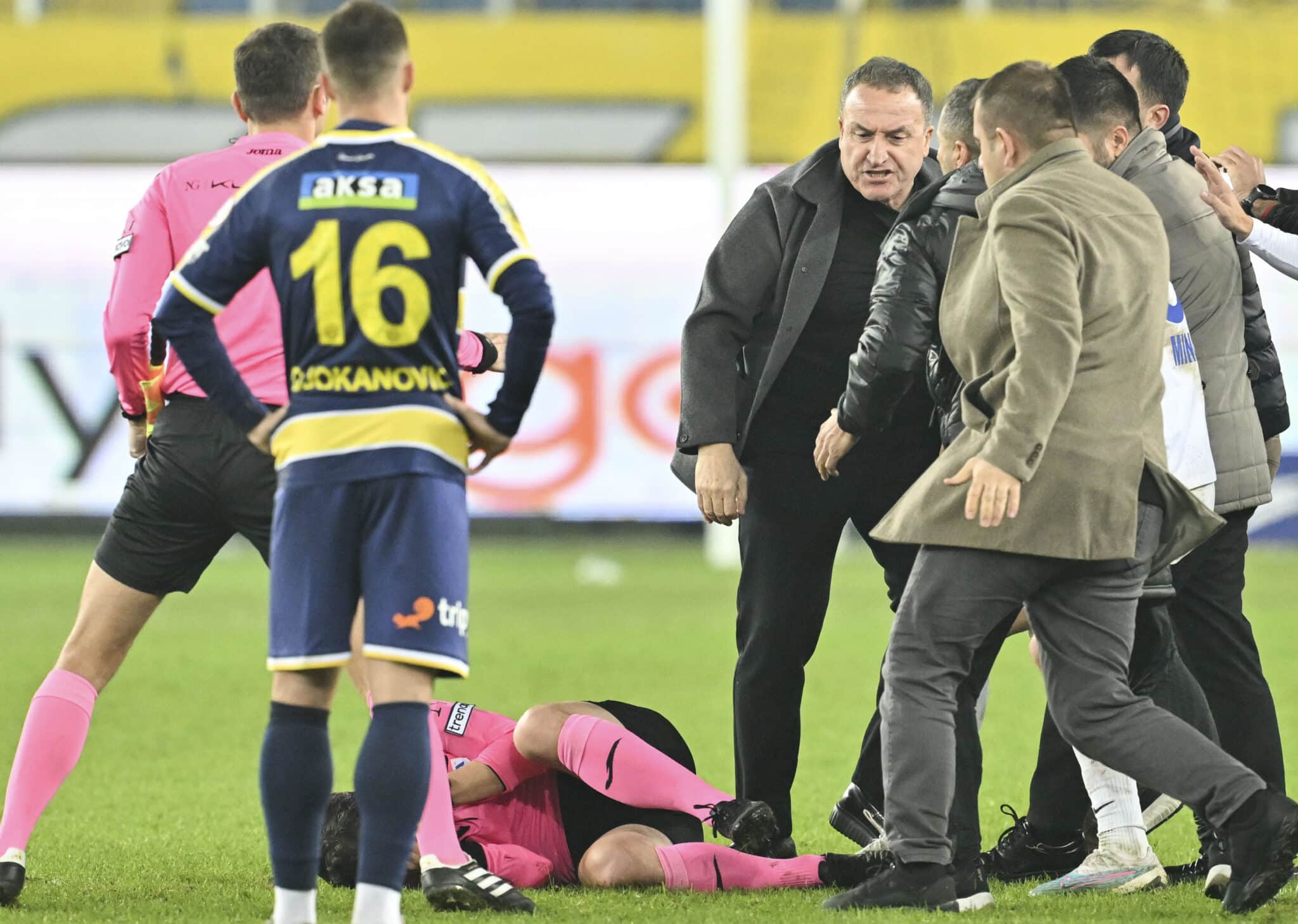 Ankaragücü: Presidente y jugadores golpean al árbitro