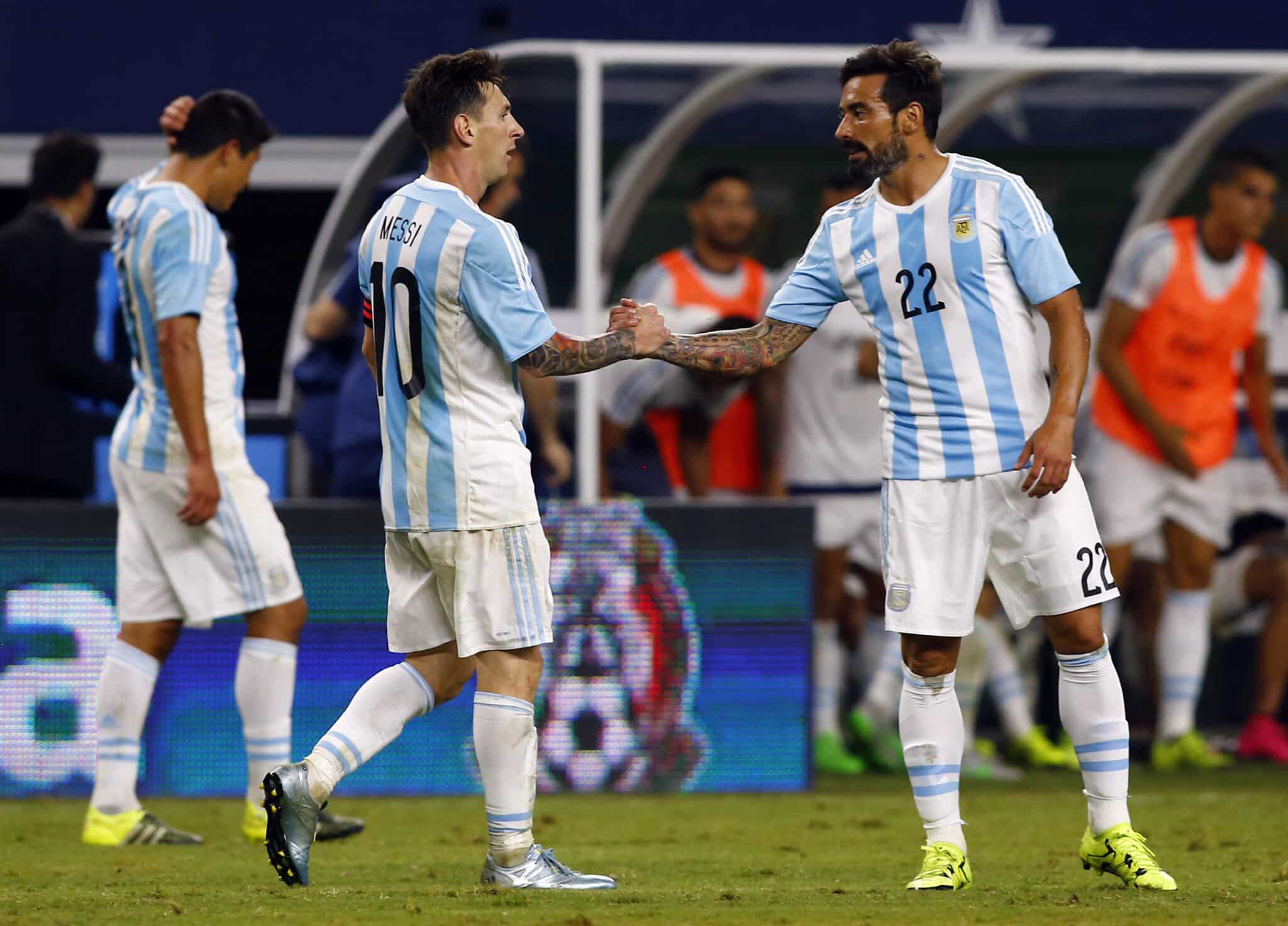 El Pocho Lavezzi con Messi