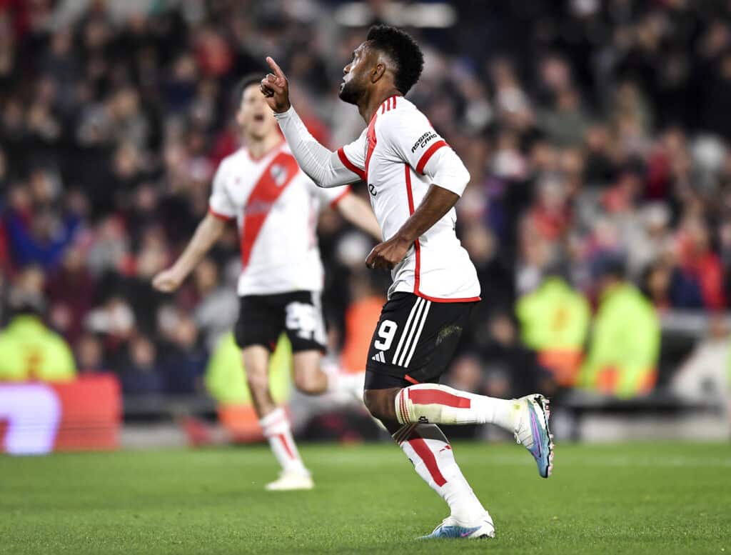 Miguel Ángel Borja se pone a punto junto a River en la pretemporada. (Photo by Marcelo Endelli/Getty Images)