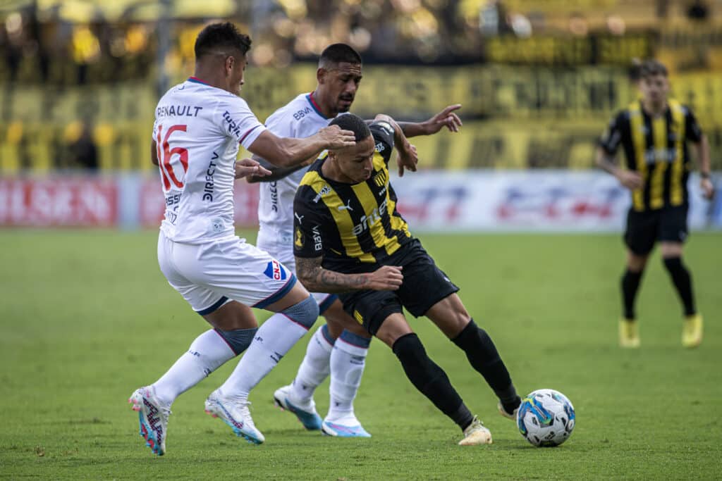 Peñarol vs Nacional se miden por la Serie Río de la Plata.