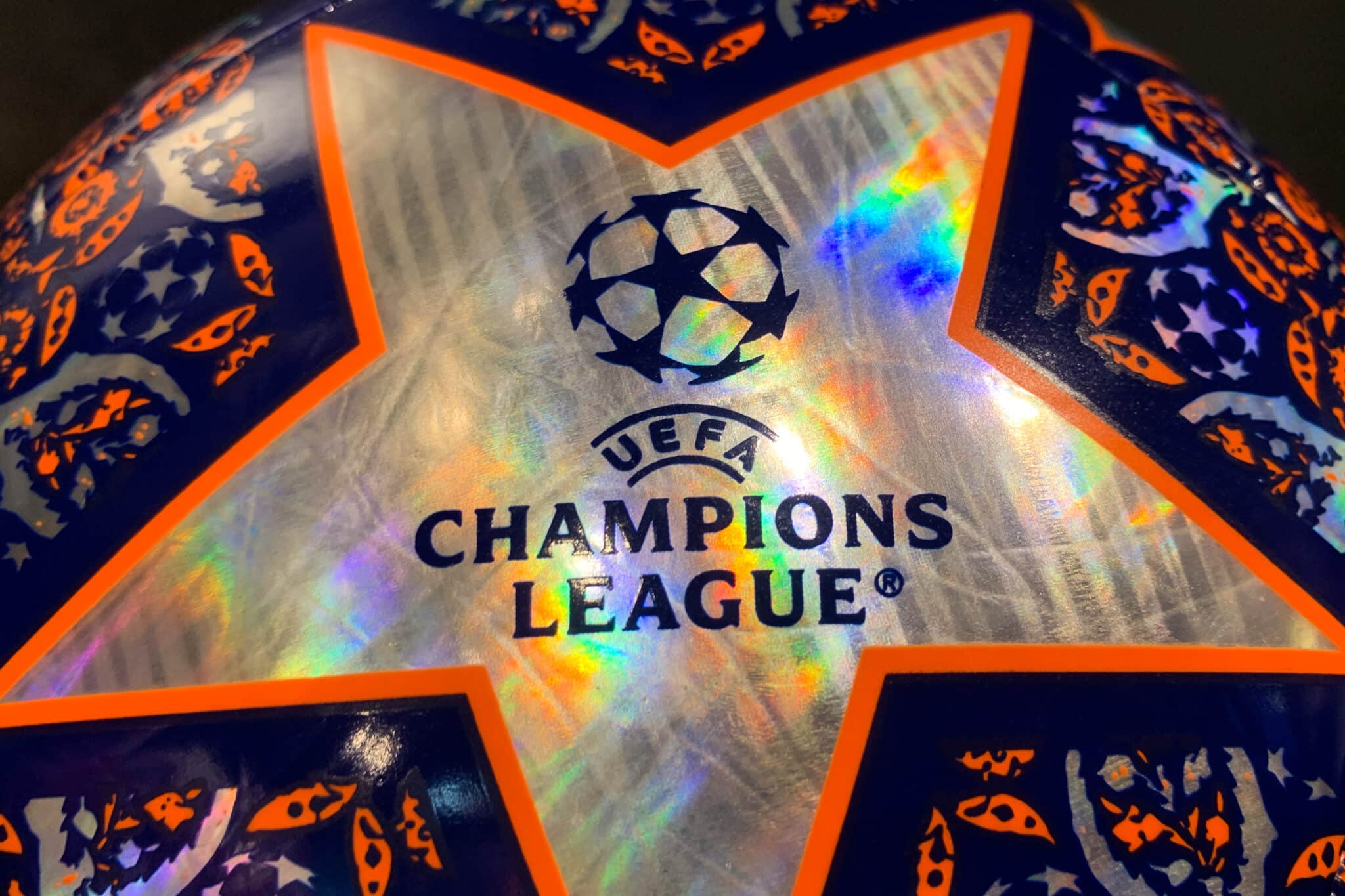 Logo de la Champions League en un balón de la campaña 2022-23.