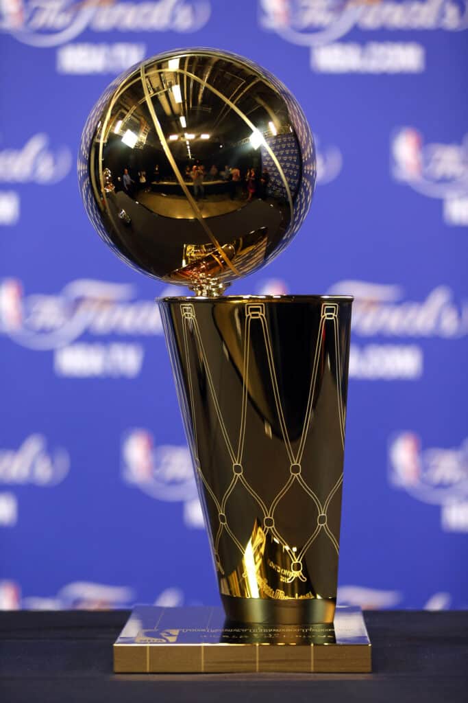 Play-In de la NBA playoffs trofeo Larry O'Brien
