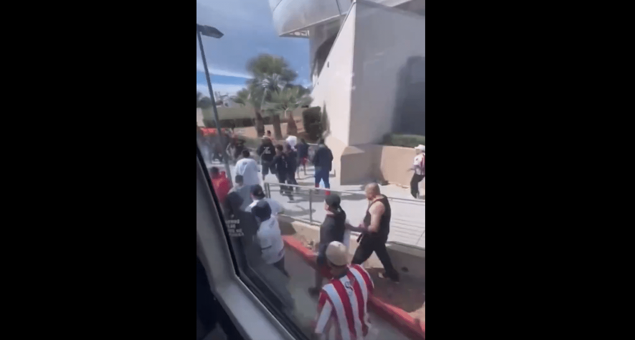 chivas vs atlas pelea aficionados video