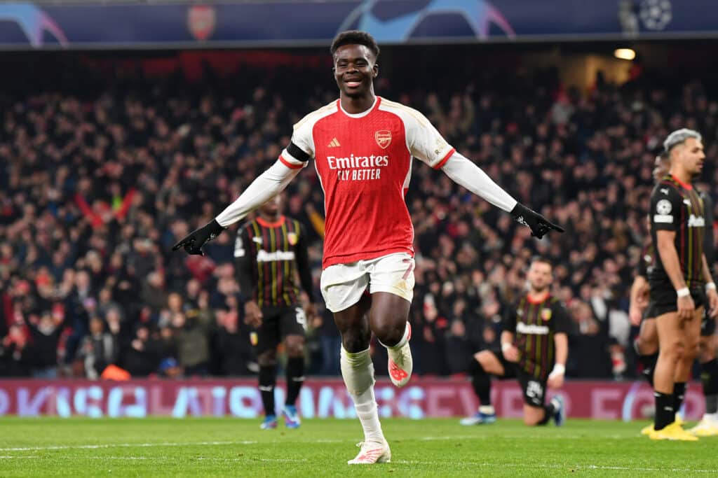 Arsenal vs Real Madrid: Bukayo Saka esta llamado a ser una de las figuras del compromiso, pues el ataque Gunners se basa en su juego por la banda. (Photo by Stuart MacFarlane/Arsenal FC via Getty Images)
