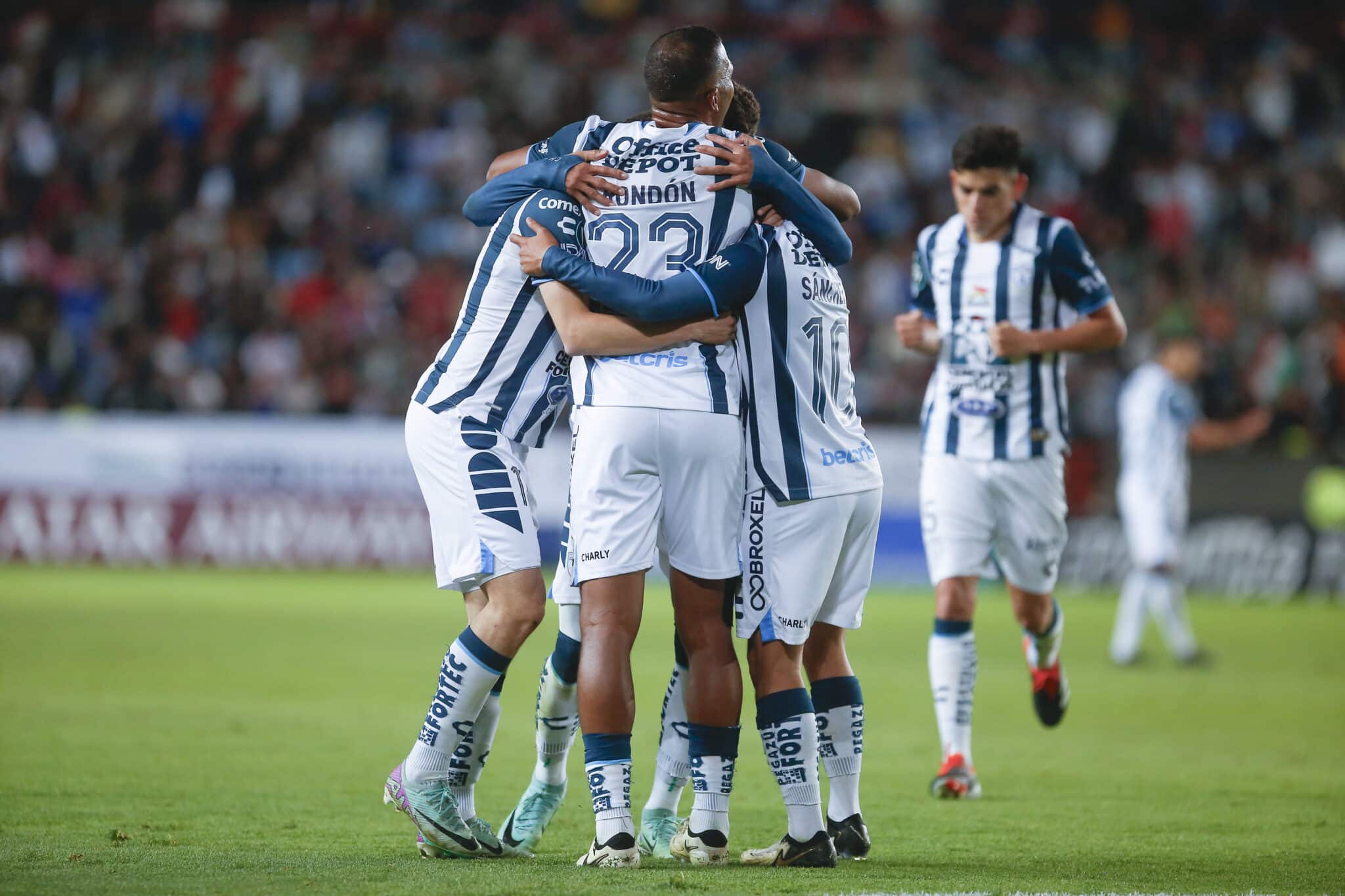 Jugadores del Pachuca celebran una anotación con Salomón Rondón. Pachuca vs Necaxa final de la concachampions Pachuca vs Columbus Pumas Pachuca vs New York RB
