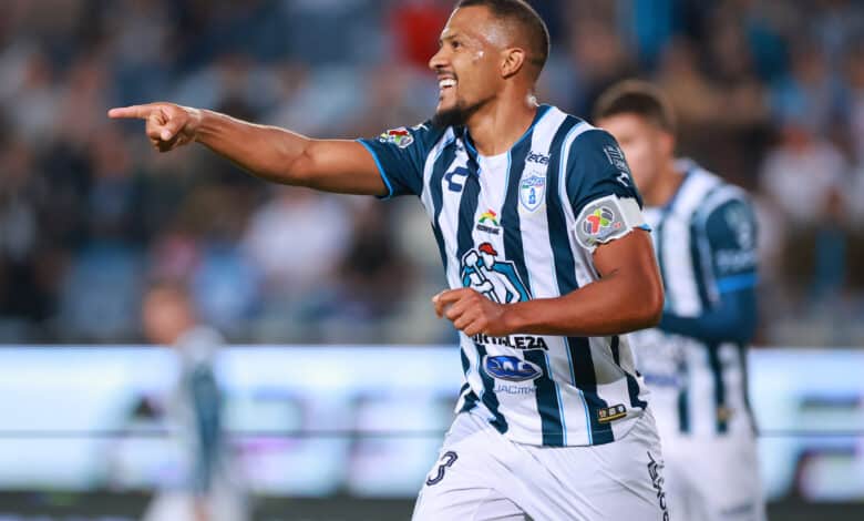 El venezolano Salomón Rondón festeja una anotación en un juego del Clausura 2024. Pachuca vs Columbus mls vs liga mx final concachampions salomón rondón mundial de clubes Pachuca vs Monterrey Pumas vs Pachuca vs New York RB