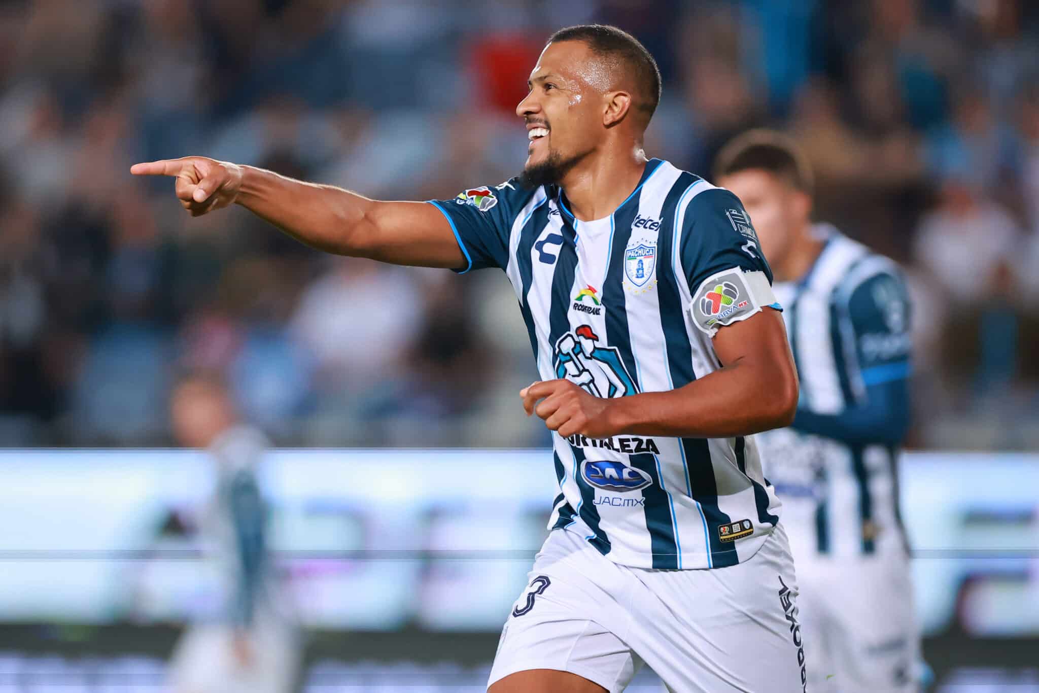 El venezolano Salomón Rondón festeja una anotación en un juego del Clausura 2024. Pachuca vs Columbus mls vs liga mx final concachampions salomón rondón mundial de clubes Pachuca vs Monterrey Pumas vs Pachuca vs New York RB