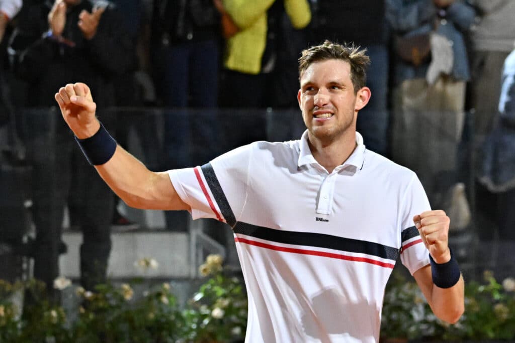 Nicolás Jarry vs Alexander Zverev: El partido más importante del tenis chileno en el último tiempo. (Photo by ANDREAS SOLARO/AFP via Getty Images)