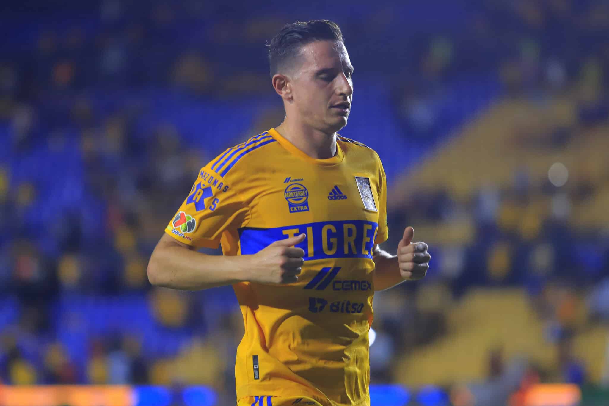 Florian Thauvin con Tigres UANL disputando un partido por la Liga MX