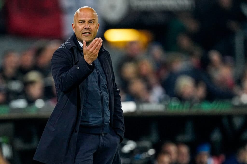 Arne Slot: El nuevo entrenador que tendrá su debut en el Liverpool vs Betis. (Photo by Geert van Erven/BSR Agency/Getty Images)