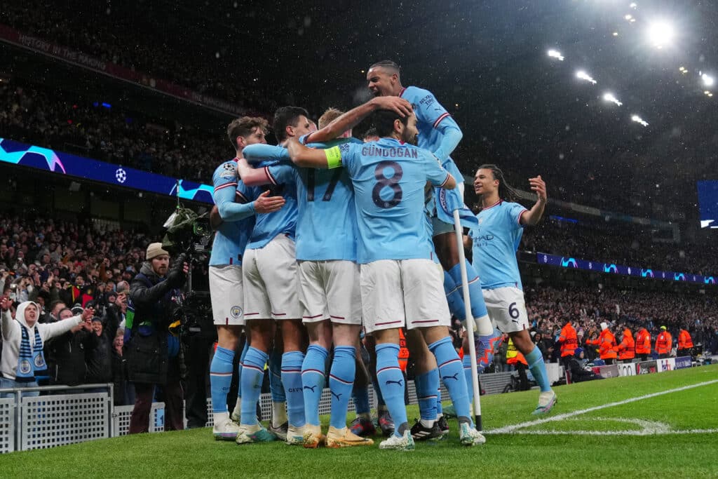 Jugadores del Manchester City celebran después de anotar durante el partido de vuelta de los octavos de final de la Champions League ante el RB Leipzig. América