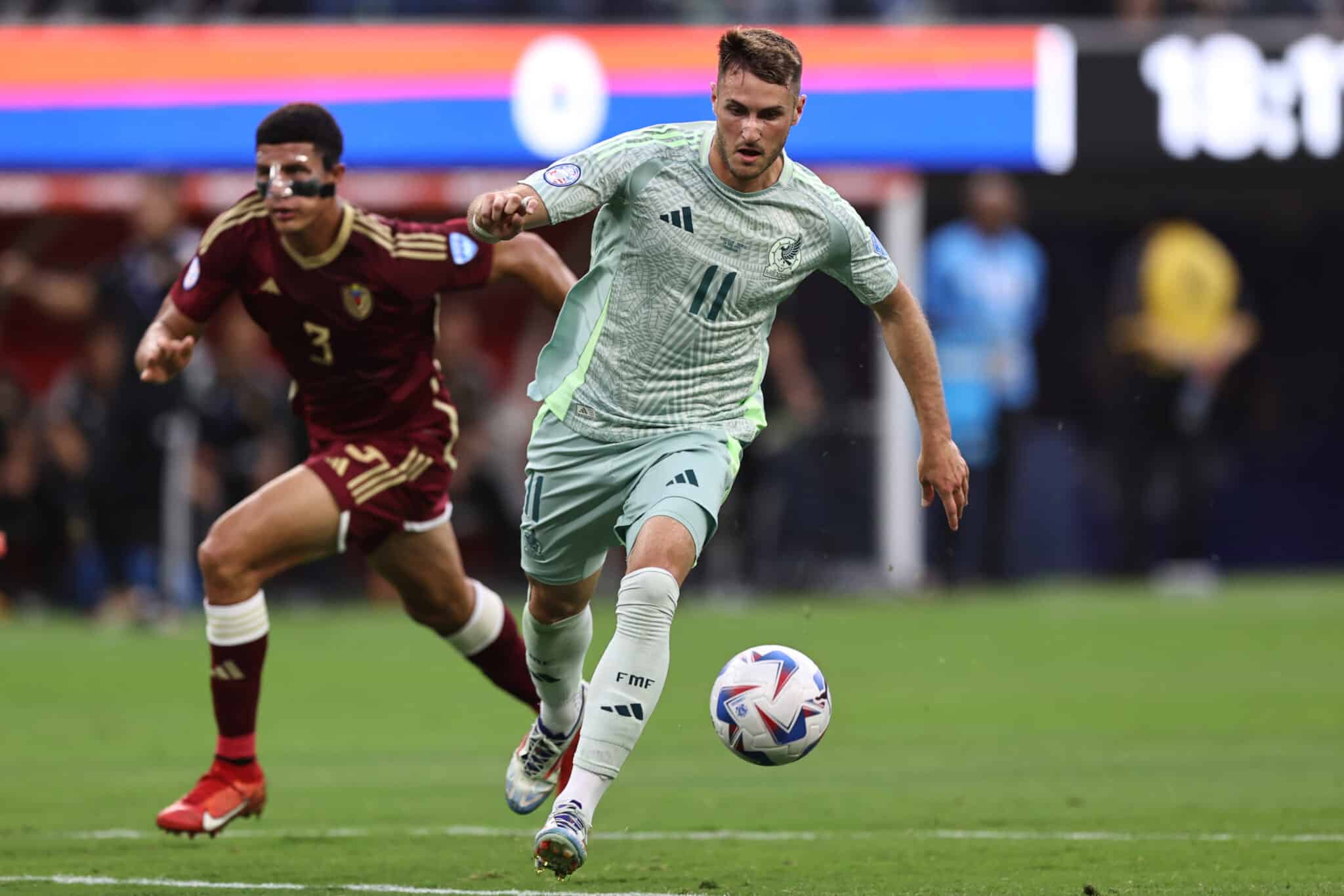 Santiago Giménez buscará superar su marca de 26 goles en 41 partidos oficiales.