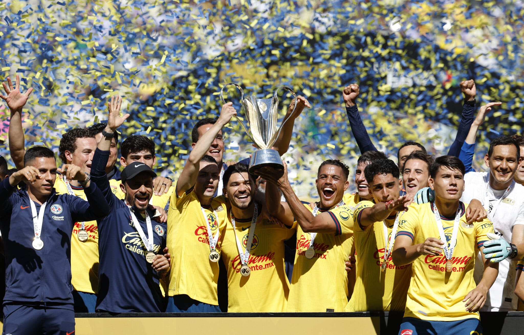 Jugadores el América como Jonathan Dos Santos, Álvaro Fidalgo y Henry Martín levantan el título de la Supercopa de la Liga MX al vencer a Tigres. San Luis vs América liga mx supercopa Tigres liga mx Tigres vs América vs tigres