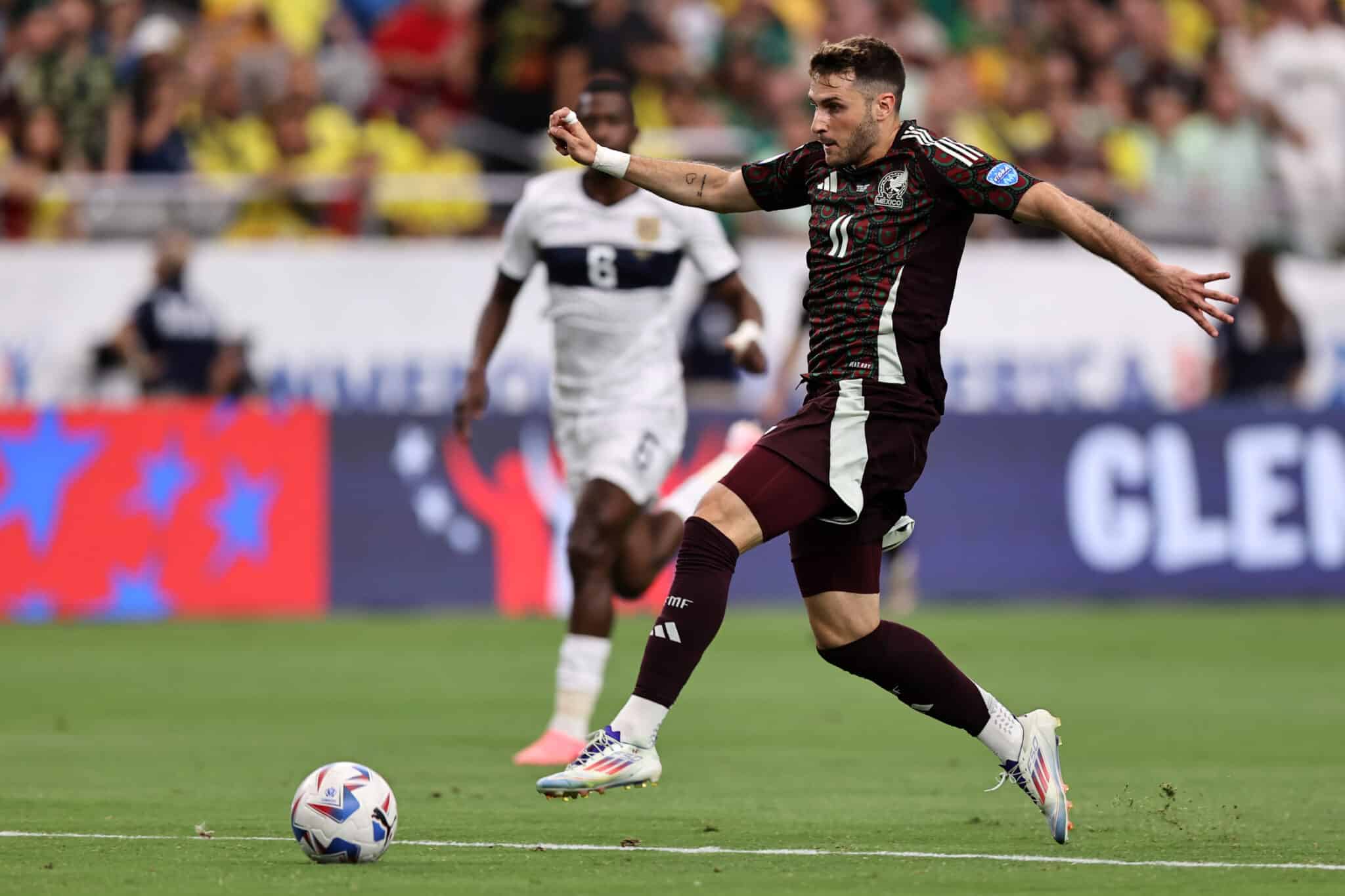 Santiago Giménez apenas suma cuatro goles en 32 partidos con la Selección Mexicana.