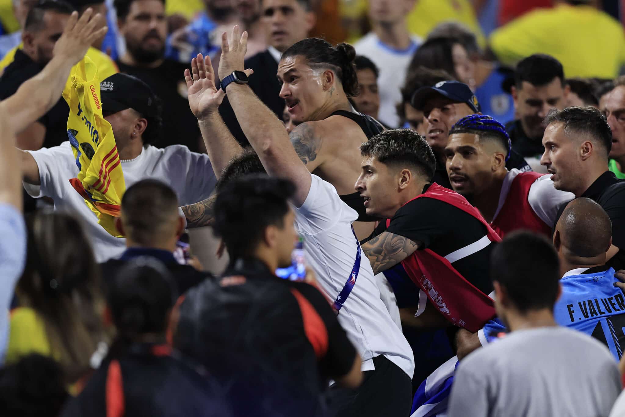 Darwin Nuñez en la pelea con los aficionados de Colombia durante la Copa América
