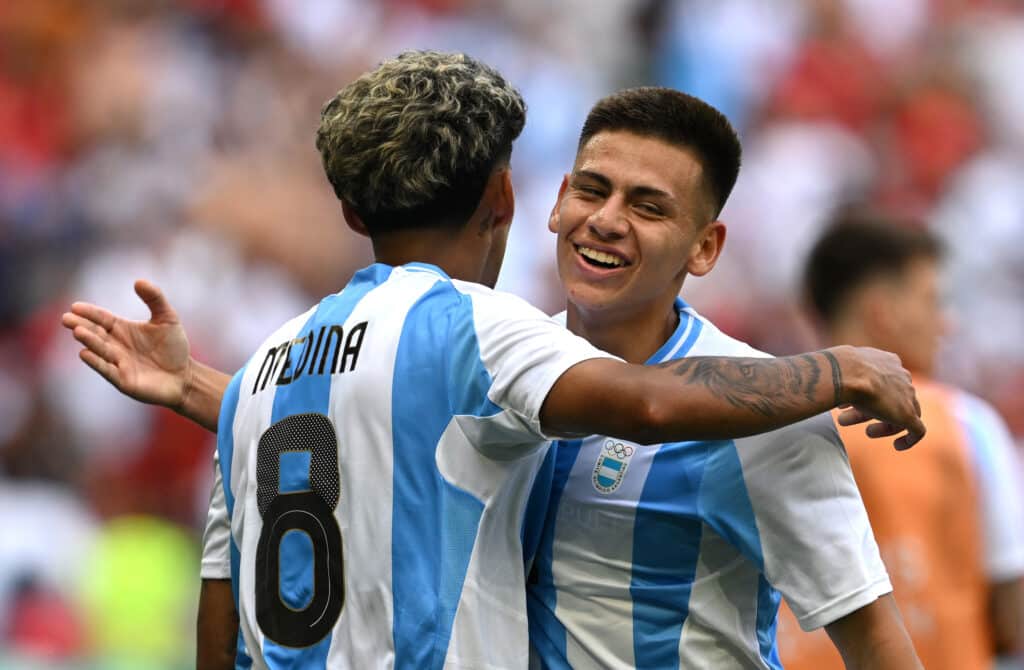 Argentina vs Bolivia: Claudio Echeverri ha sido uno de los grandes jugadores en este inicio de torneo, marcando tres goles en dos juegos. (Photo by Tullio M. Puglia/Getty Images)