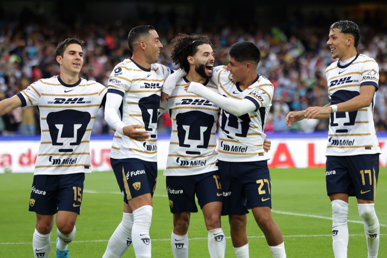César Huerta de los Pumas festeja un gol con sus compañeros en el Apertura 2024. Pumas vs Austin Monterrey vs Pumas Seattle Sounders vs Pumas