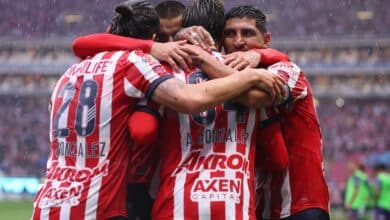 Jugadores de Chivas festejan la anotación en medio de la lluvia durante un partido del Apertura 2024 de la Liga MX. Chivas vs San José Chivas vs Galaxy Chivas vs Juárez