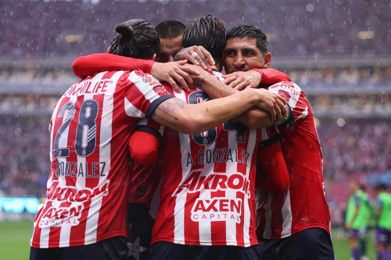 Jugadores de Chivas festejan la anotación en medio de la lluvia durante un partido del Apertura 2024 de la Liga MX. Chivas vs San José Chivas vs Galaxy Chivas vs Juárez