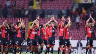 Jugadores del Atlas agradecen la victoria al público del estadio Jalisco después de un partido del Apertura 2024 de la Liga MX. Houston Dynamo vs Atlas Real Salt Lake vs Atlas América vs Atlas pumas Tabla de Porcentaje Atlético de San Luis vs Atlas