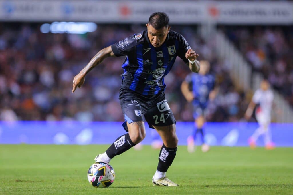 Brayton Vázquez, defensa de los Gallos Blancos de Querétaro en un juego del Apertura 2024 de la Liga MX. Cincinnati vs Querétaro Atlético de San Luis vs Querétaro