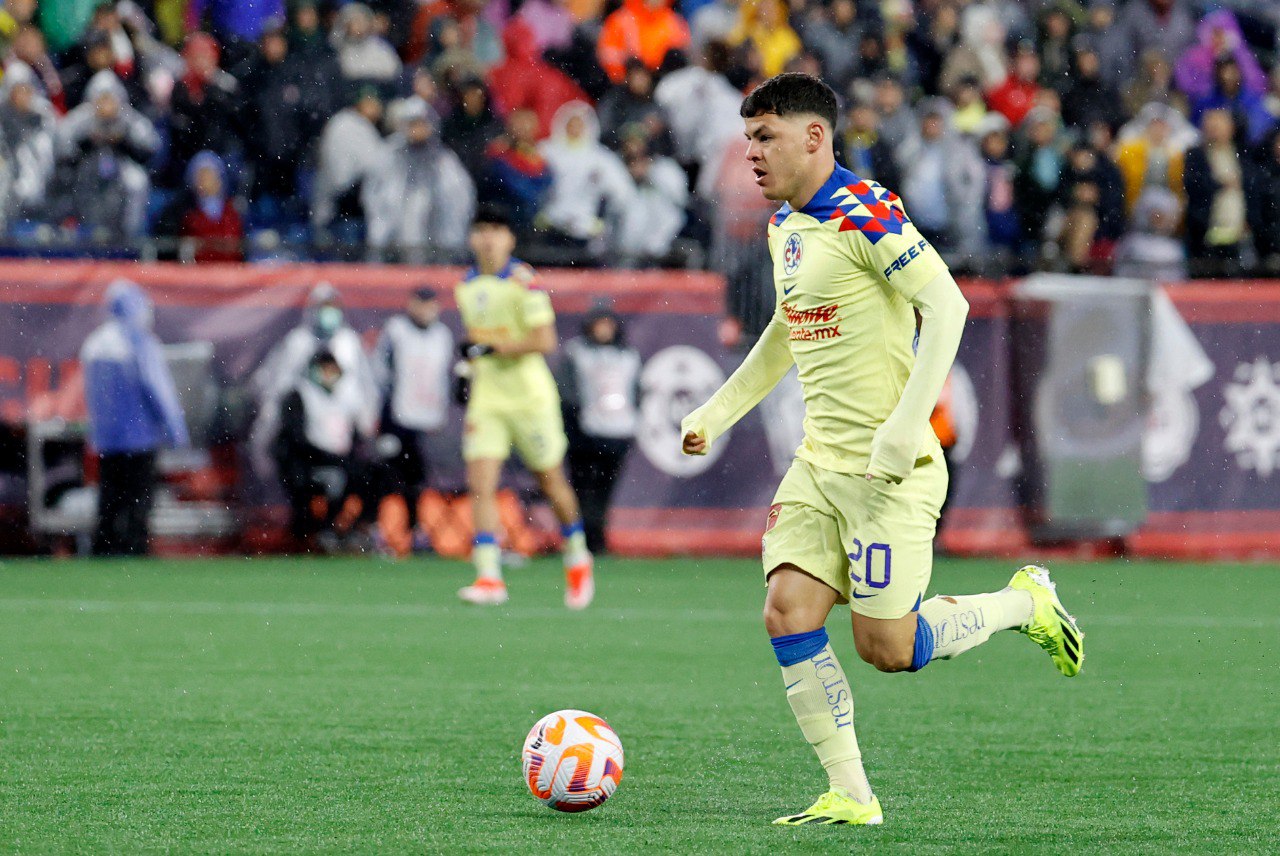 Richard Sánchez con el Club América en un partido por el torneo Clausura 2024, Liga MX.