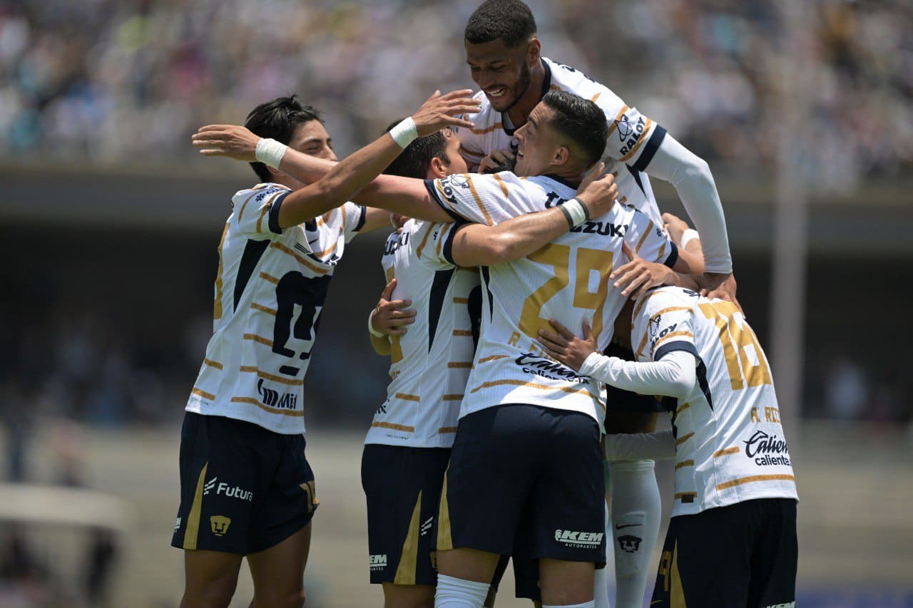 Jugadores de los Pumas celebran un gol durante un partido del Apertura 2024 de la Liga MX. Pumas vs Pachuca liga mx festejo gol Liga MX vs MLS Vancouver vs Pumas Tabla general Pumas vs Tigres