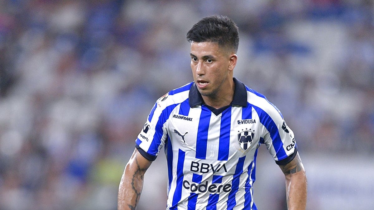 Maxi Meza con Rayados de Monterrey en el Estadio BBVA en un partido por la Liga MX. Pretendido por River Plate.