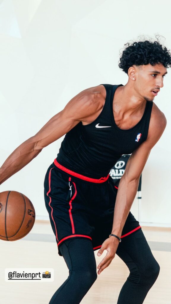 Zaccharie Risacher, el #1 del draft de la NBA, es jugador de los Atlanta Hawks.