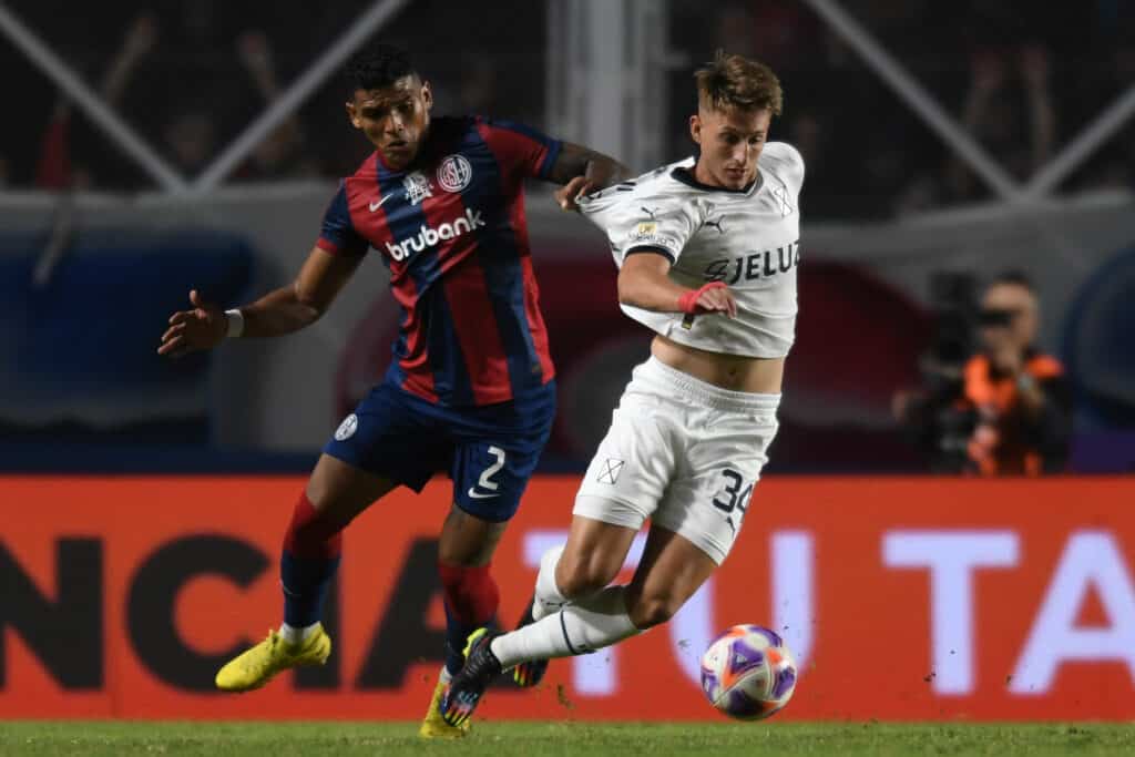 Independiente vs. San Lorenzo chocan el estadio Libertadores de América.