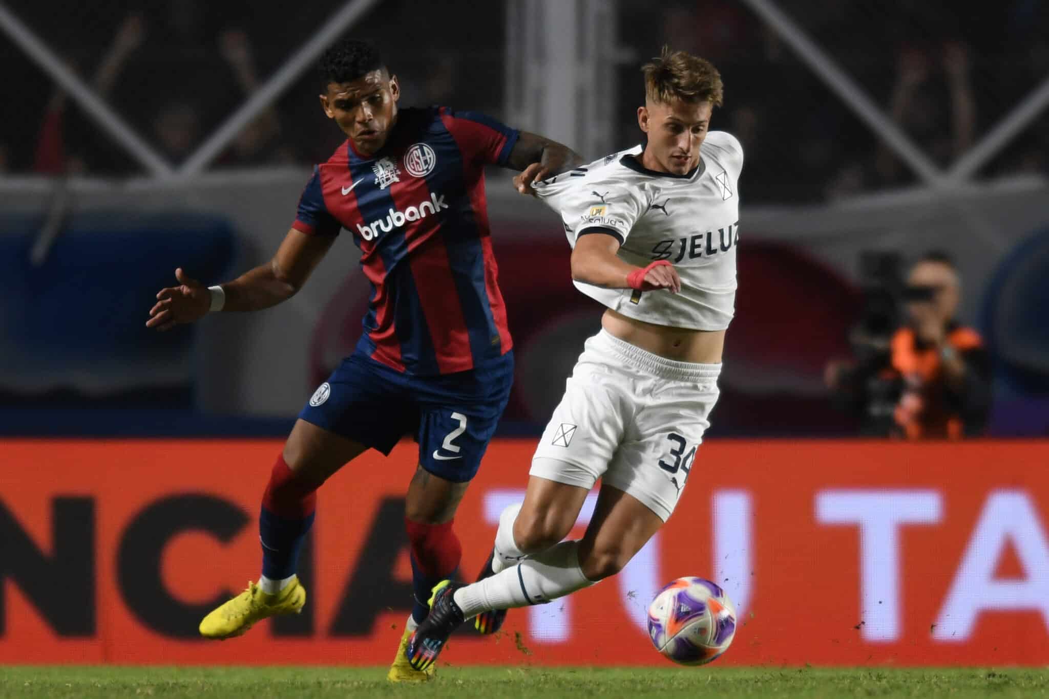 Independiente vs. San Lorenzo chocan el estadio Libertadores de América.