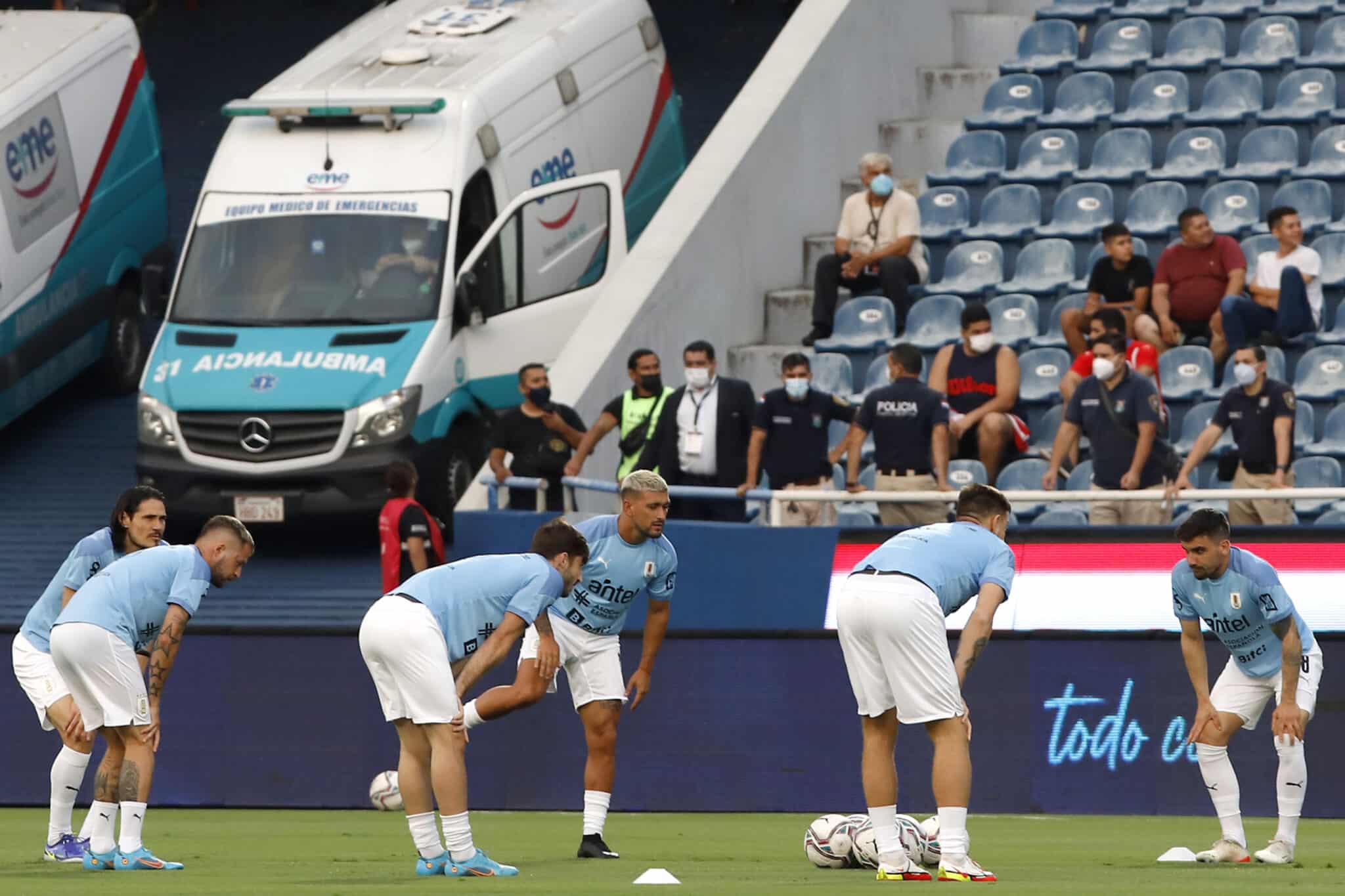 Uruguay vs. Paraguay se miden en el Centenario por las Eliminatorias Sudamericanas.