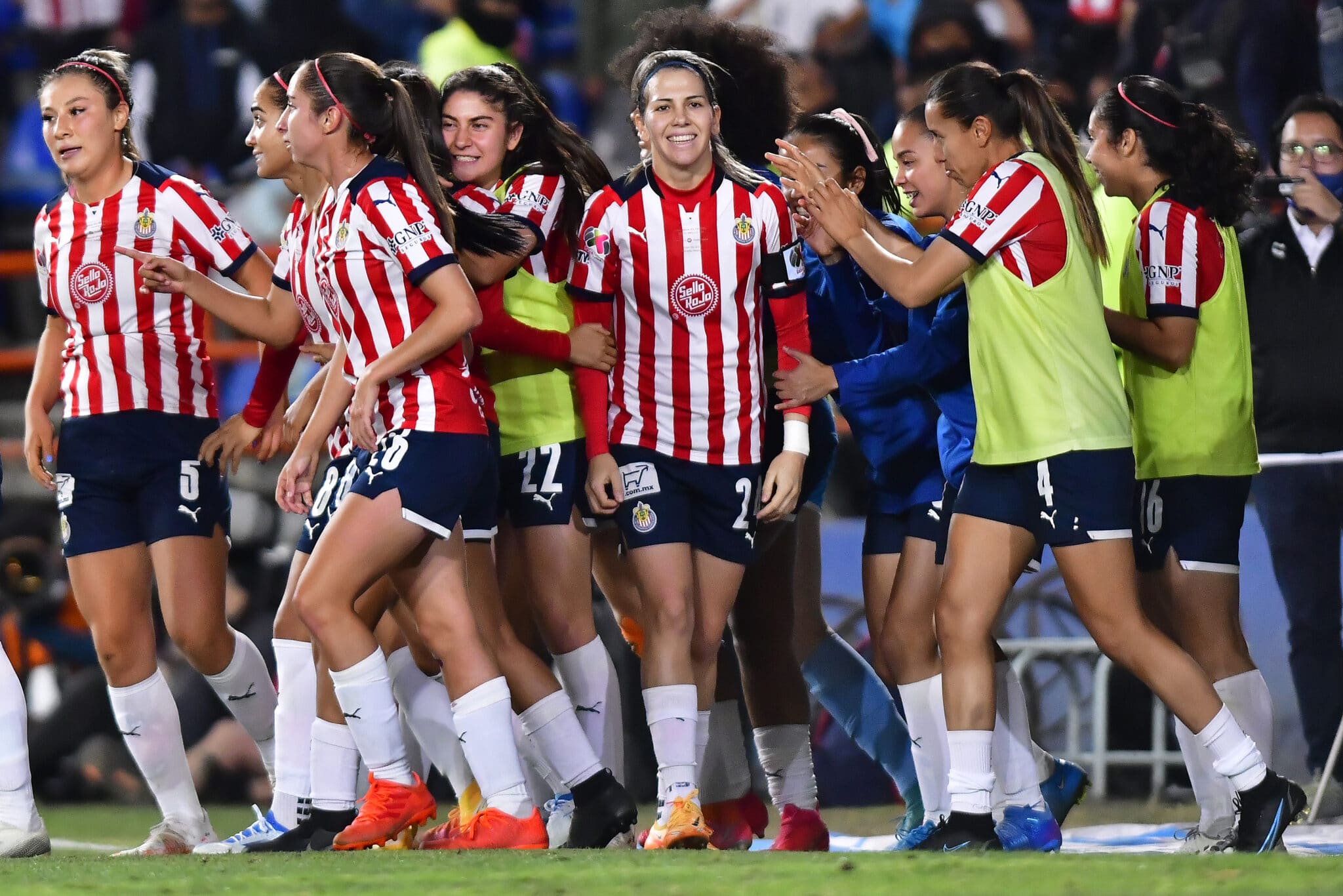 Licha Cervantes en un partido con Chivas Femenil.