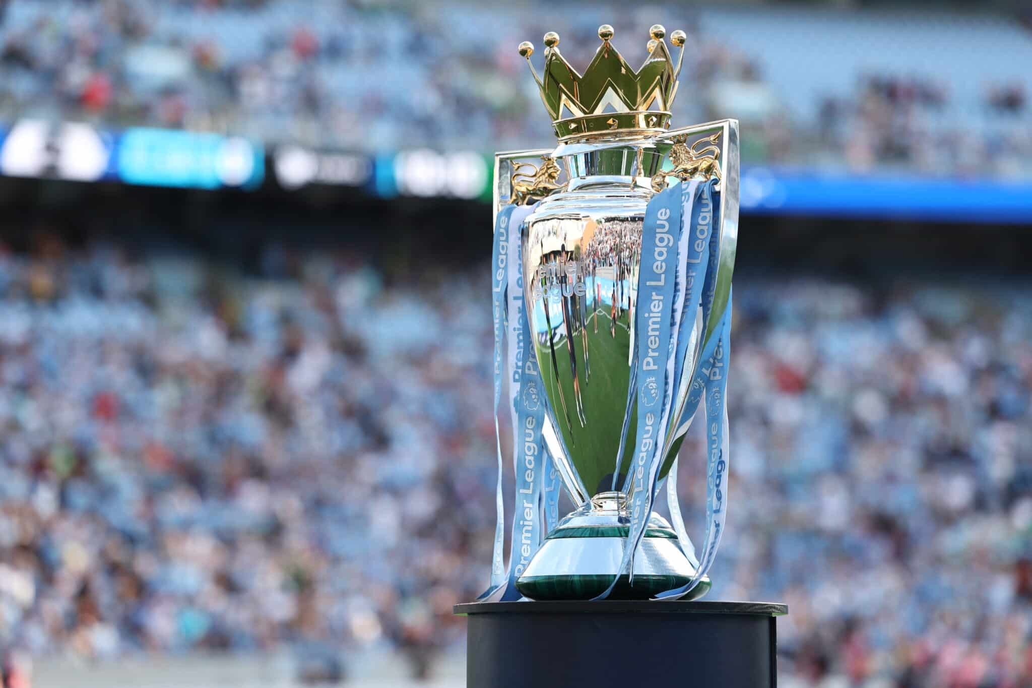 El trofeo de la Premier League en el duelo amistoso de Manchester City vs Celtic en 2024